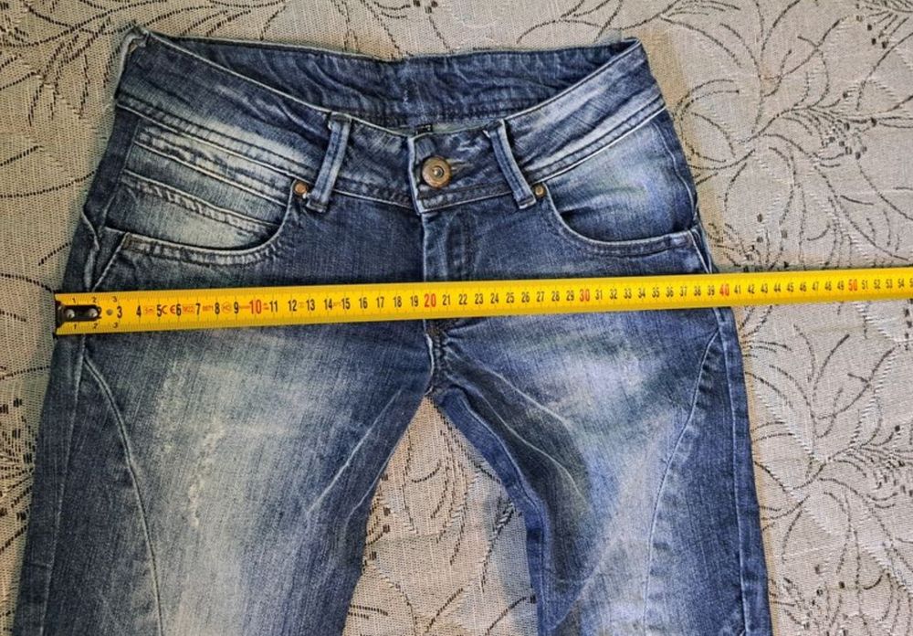 Дамски дънки, размер "XS".