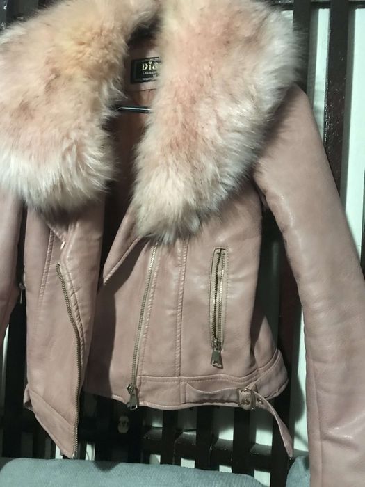 Geaca piele eco cu blana, culoare roz pudrăsi pantaloni