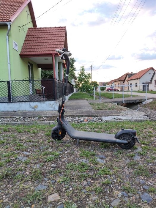 Trotineta ninebot aproape nouă ,mai are un an garanție, preț negociabil
