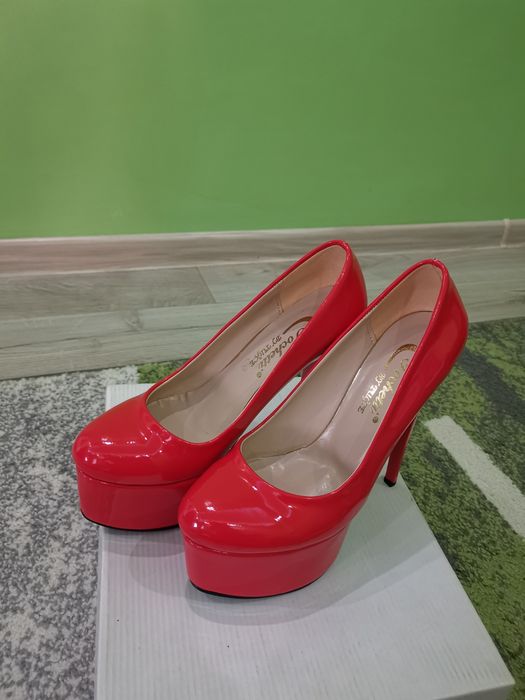 Дамски обувки с висок ток.