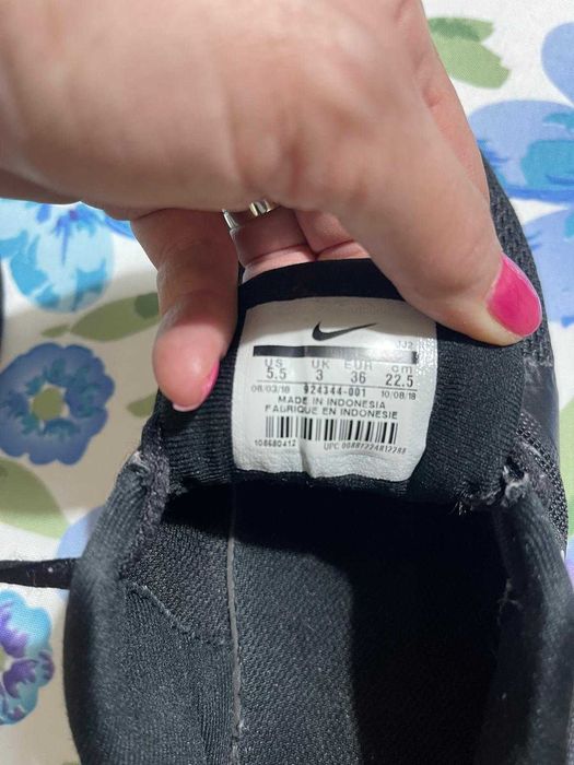 Adidas nike, culoare negru, sezon primavara/vara ca noi.