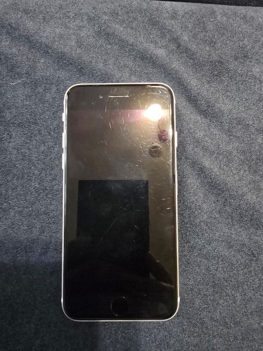 Продам iPhone SE 2020 года. 64 Gb
