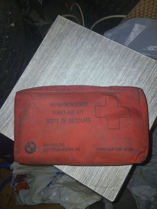 Продам аптечку, аварийный знак на бмв