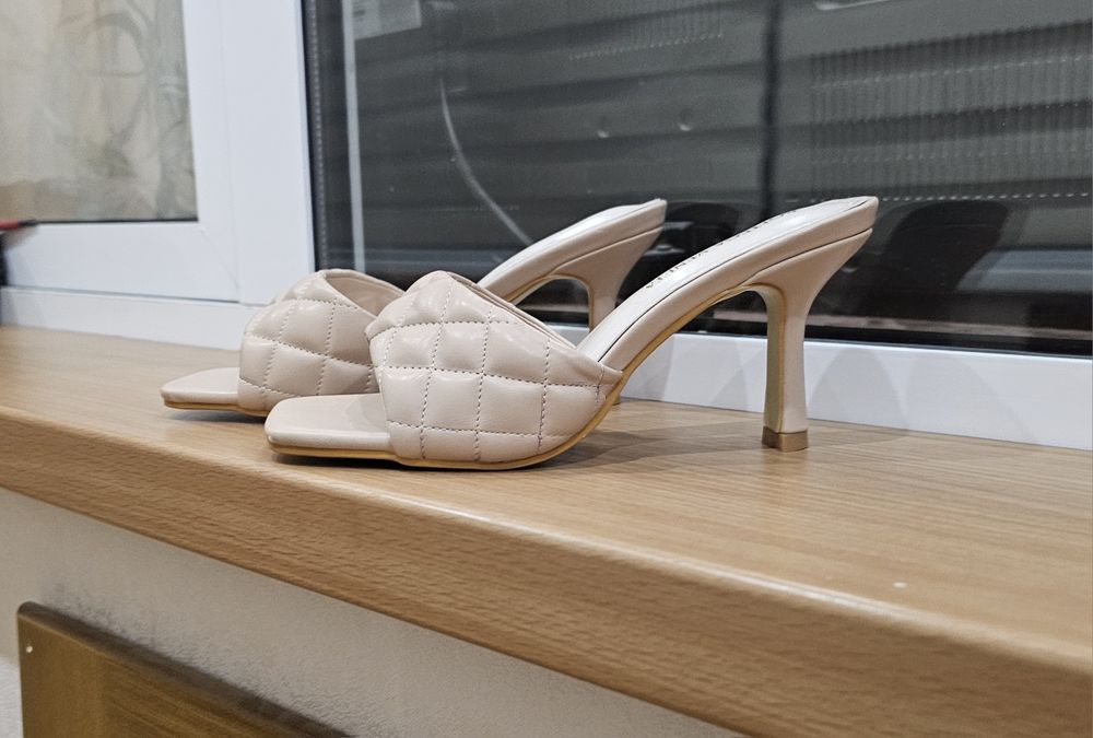 Шлепки на каблуке