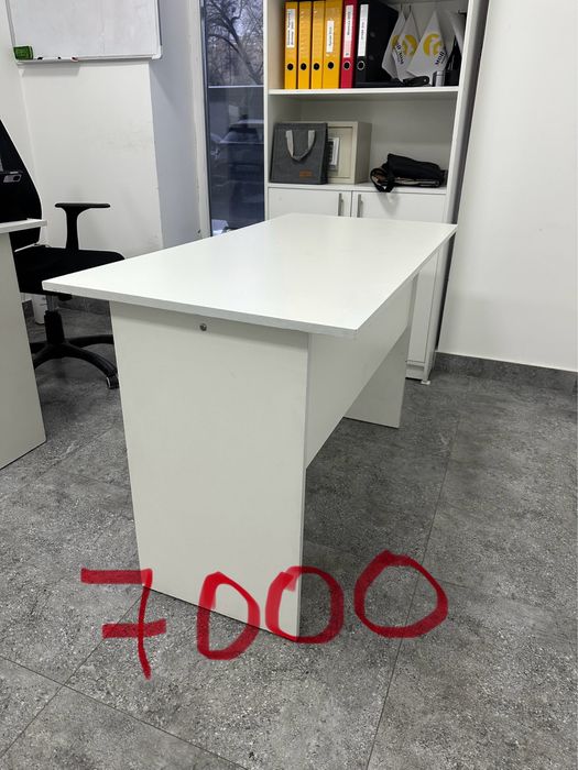 Для офиса: столы, кресло, стеллаж, диван