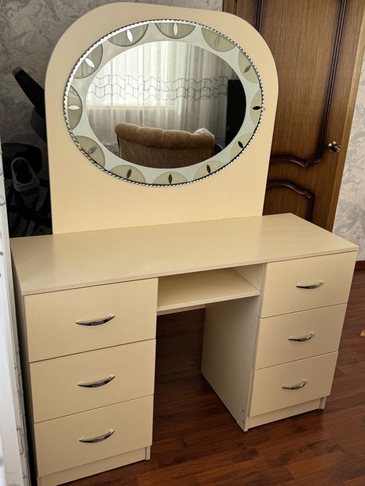 Комод с зеркалом