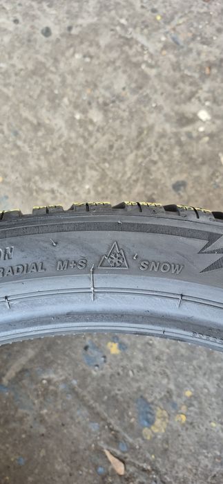 4 anvelope iarna ca si noi Bridgestone 275/35/21.Pretul este pe bucata