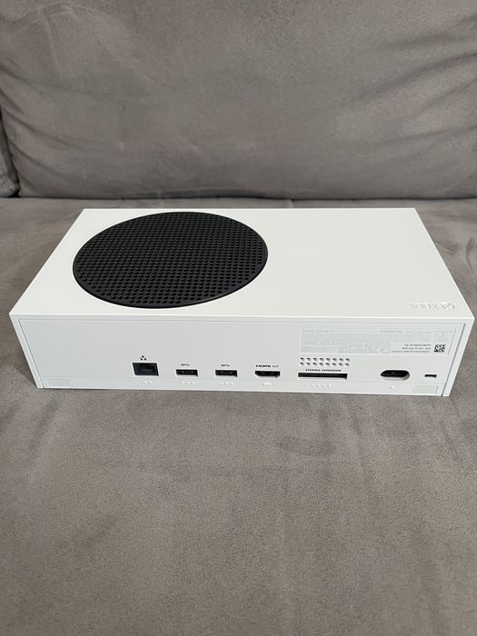 Xbox Series S 512GB + 2 controllere – folosit foarte puțin, stare excelentă