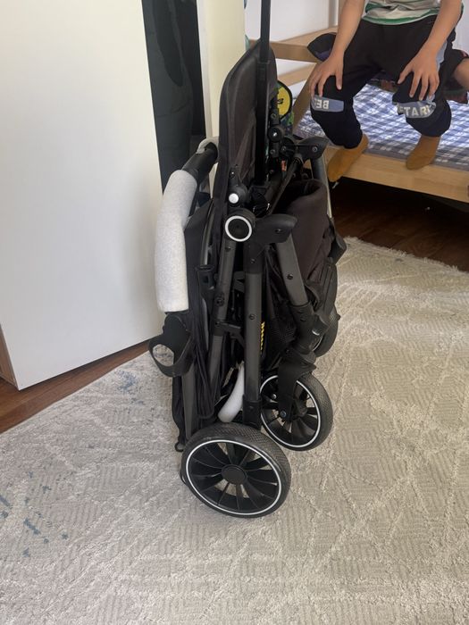 Продам прогулочная коляска новая