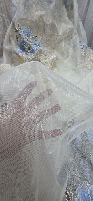 Perdeaua din imagine este confecționată dintr-un material fin și elegant, ideal pentru amenajări clasice sau romantice.