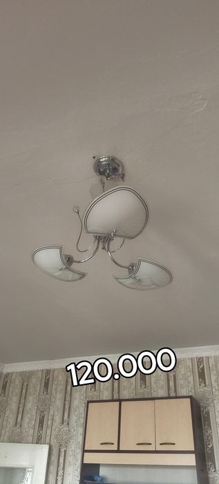 Продается раковина , 2 ковра и 2 люстры