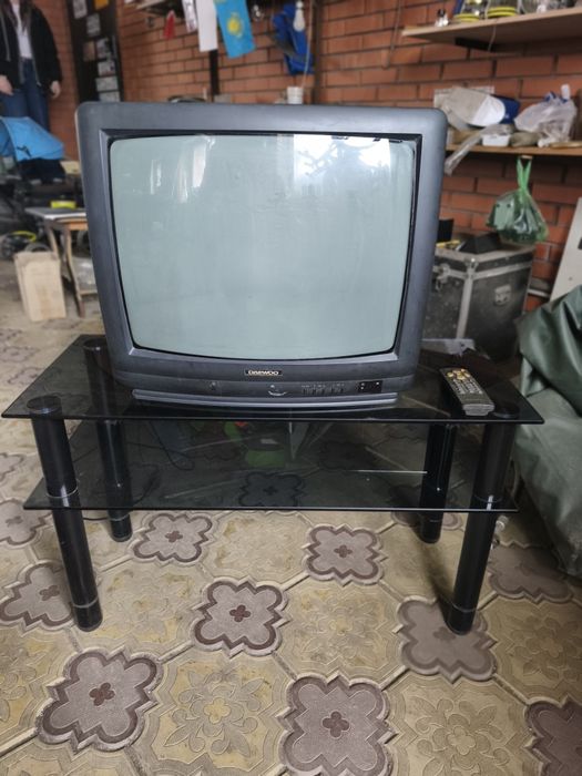 Продам телевизор с тумбочкой