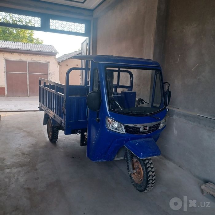 Uch oyoqli yuk tashish uchun mototsikl