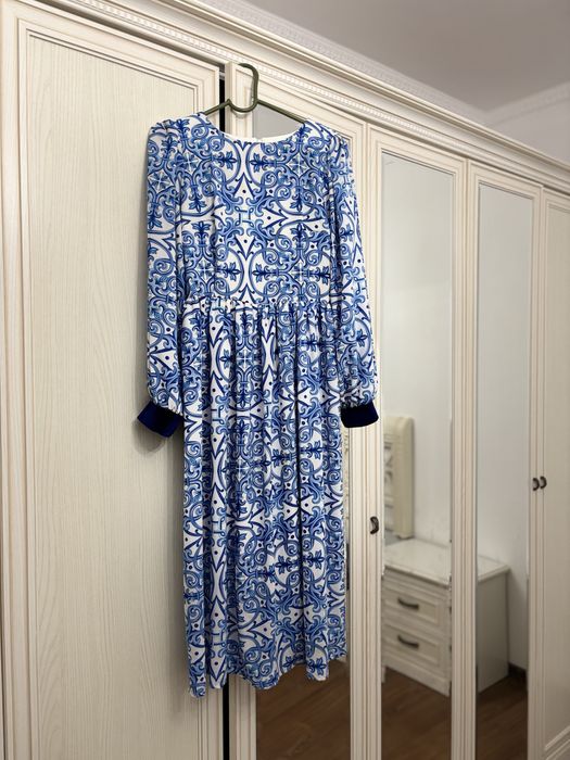 Комзол и платья.