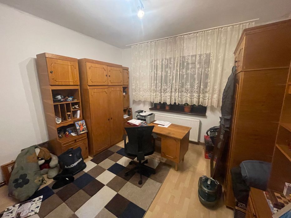 Mobilă din lemn cameră tineret