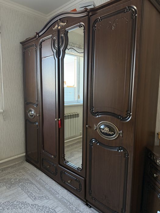 Шкаф,2 тумбочка,и комод