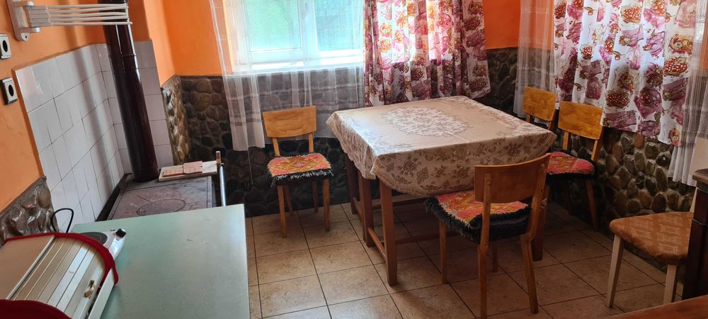 Продавам къща с двор в село Ботуня, на 20 км от гр. Враца.