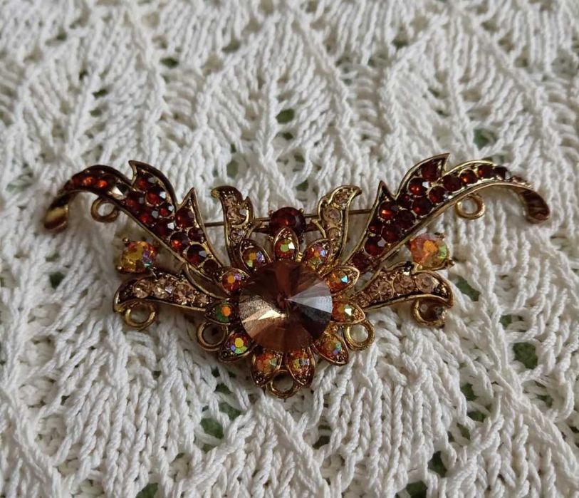 Продам броши и бусы.