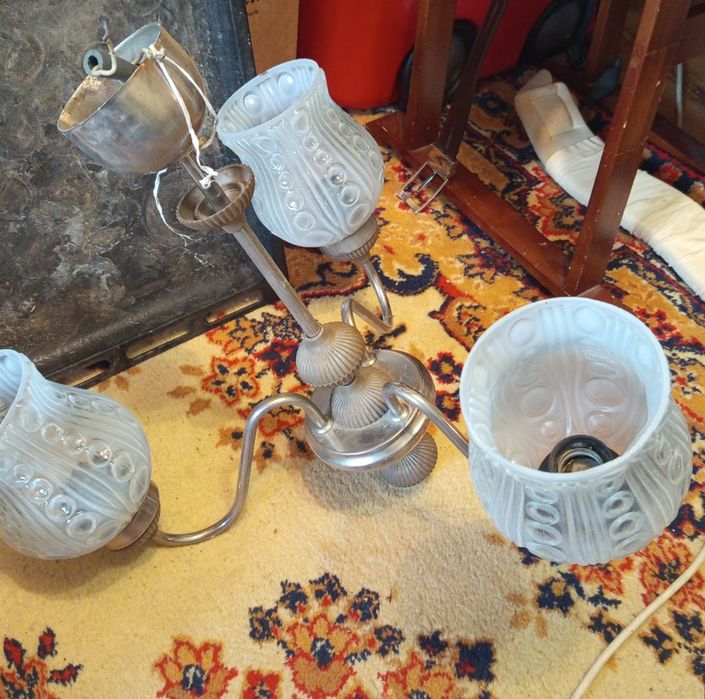 Отдам люстру,трехрожковую,рабочую