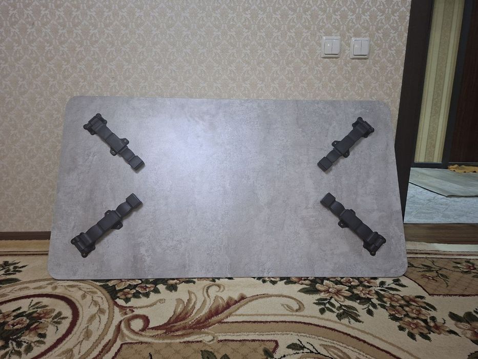 Продаётся  стол .