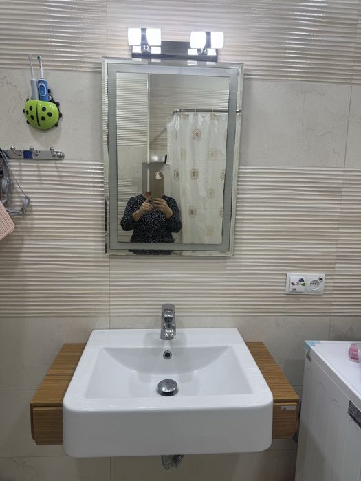 Раковинас водостойкой панелью с зеркалом