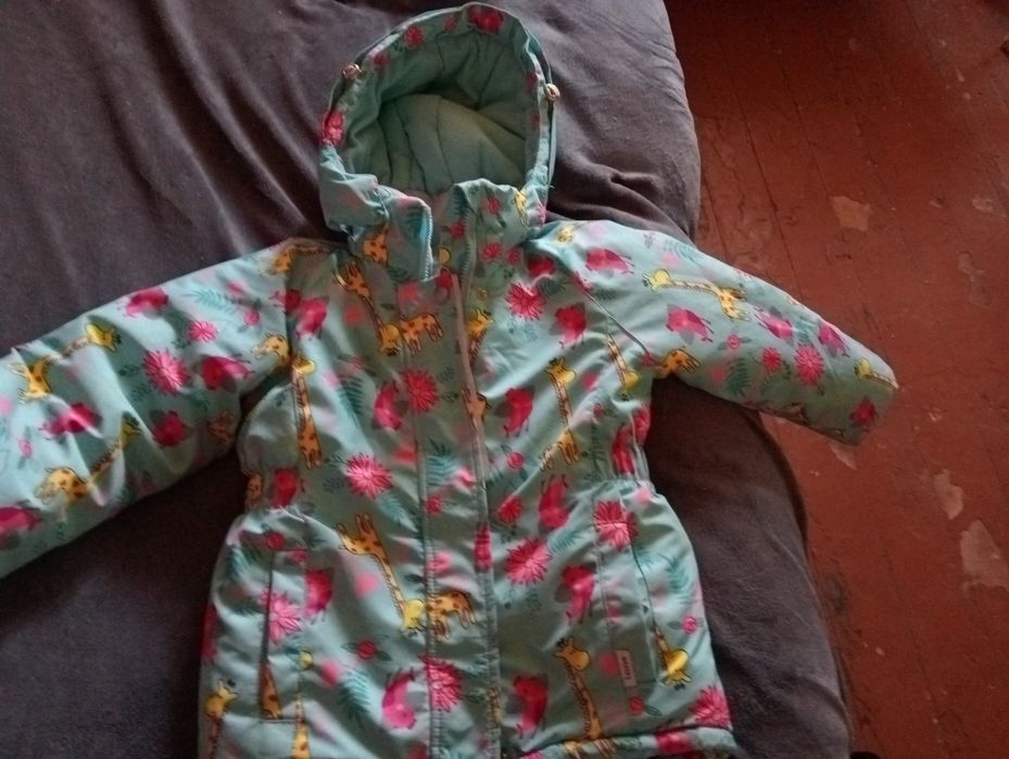 Продам детскую куртку на девочку