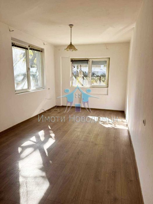 Продава се тухлен етаж от къща, в гр.Шумен, кв. Втори корпус