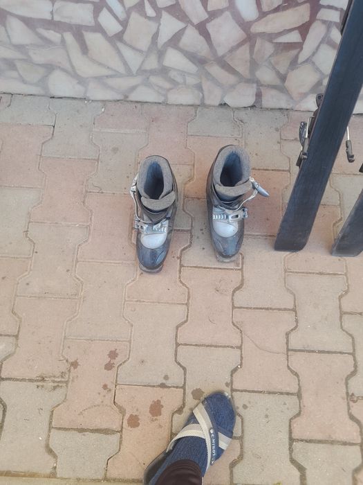 Vând schi cu clapare pentru copii