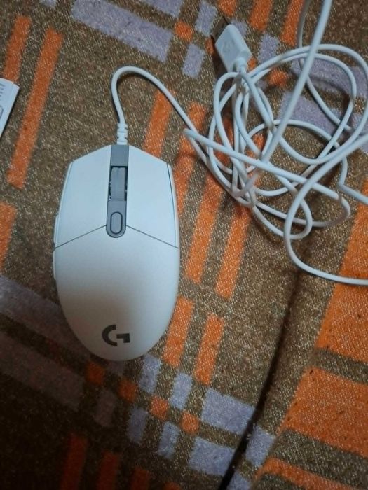 Mouse Logitech G203 Negru ( 1 buc) si Alb ( 1 buc )