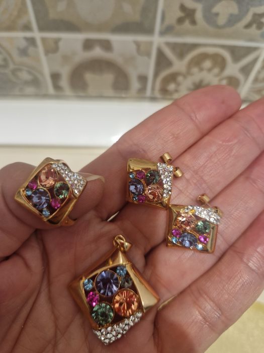 Продам набор бижутерии.