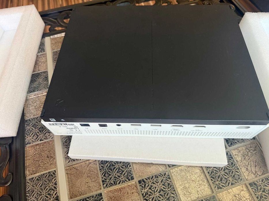 XBOX One S - 1 TB (2 controllere incluse)