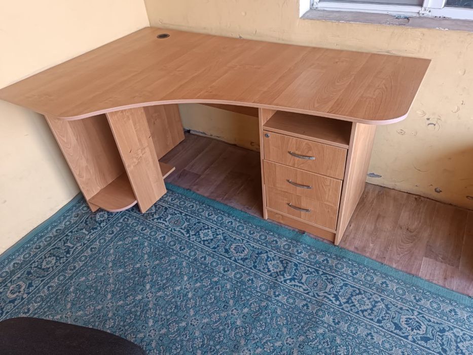 Стол писменый и кресло