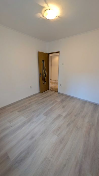 Apartament de vânzare cu 3 camere, renovat în Brad – Zona A, zonă liniștită, ideal pentru familie +40 754 200 900