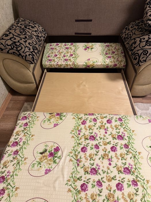 Продам два дивана и кресло