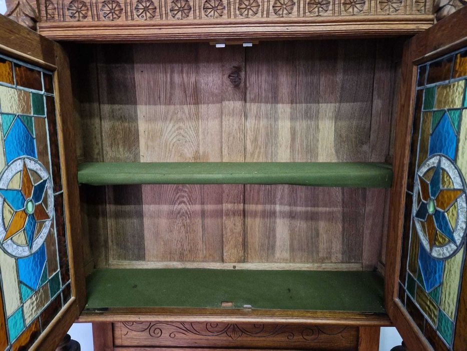 Разкошен Ръчно Резбован Дъбов Бюфет С Цветен Витраж