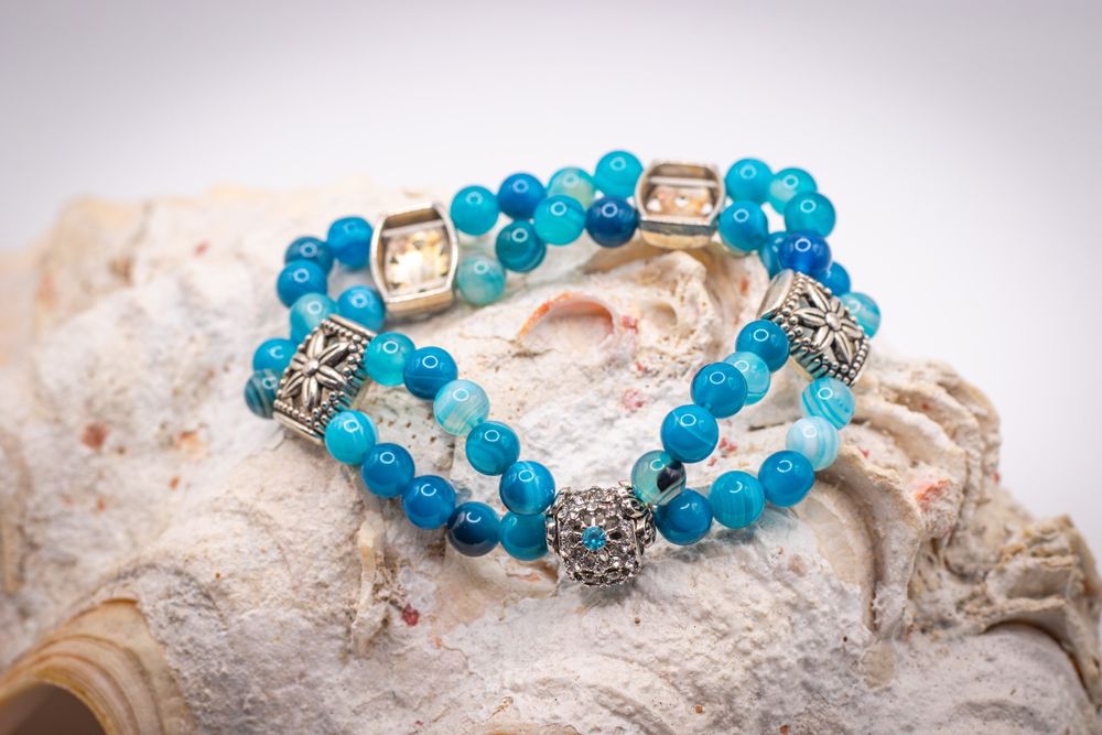 Гривни от полу скъпоценни камъни