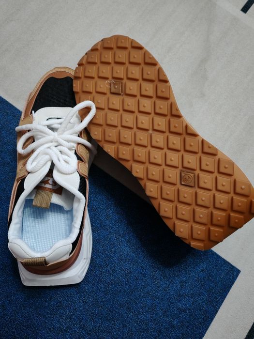 Продам кроссовки новые