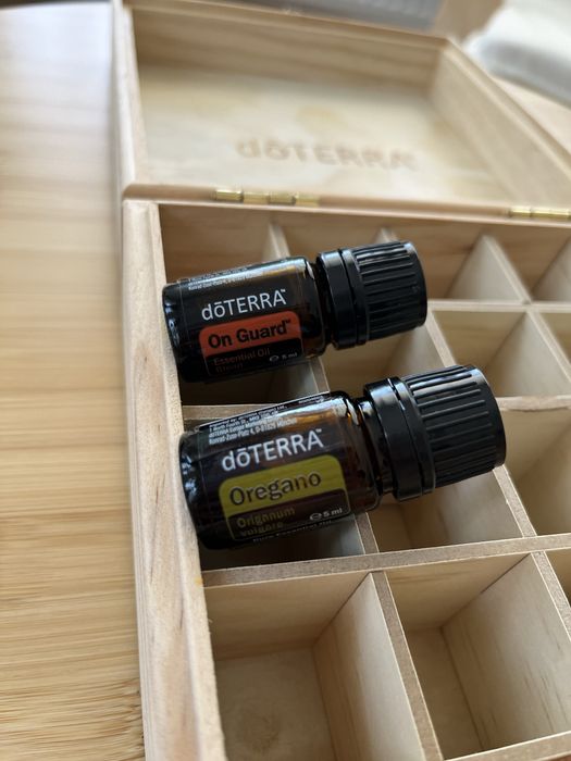Дървена кутия с логото на doTERRA + възможност за добавяне на масла (On guard 5 ml + Oregano 5 ml)