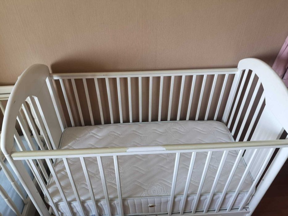 Продавам изключително запазена детска кошара с матрак