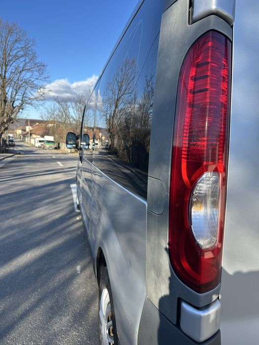 Vând  Opel vivaro 8+1  pasul lung