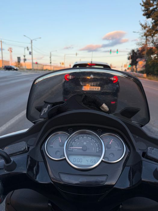 Se vinde scuter triciclu piaggio