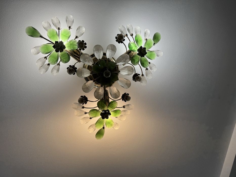 Люстра очень красивая.    .            .                             .