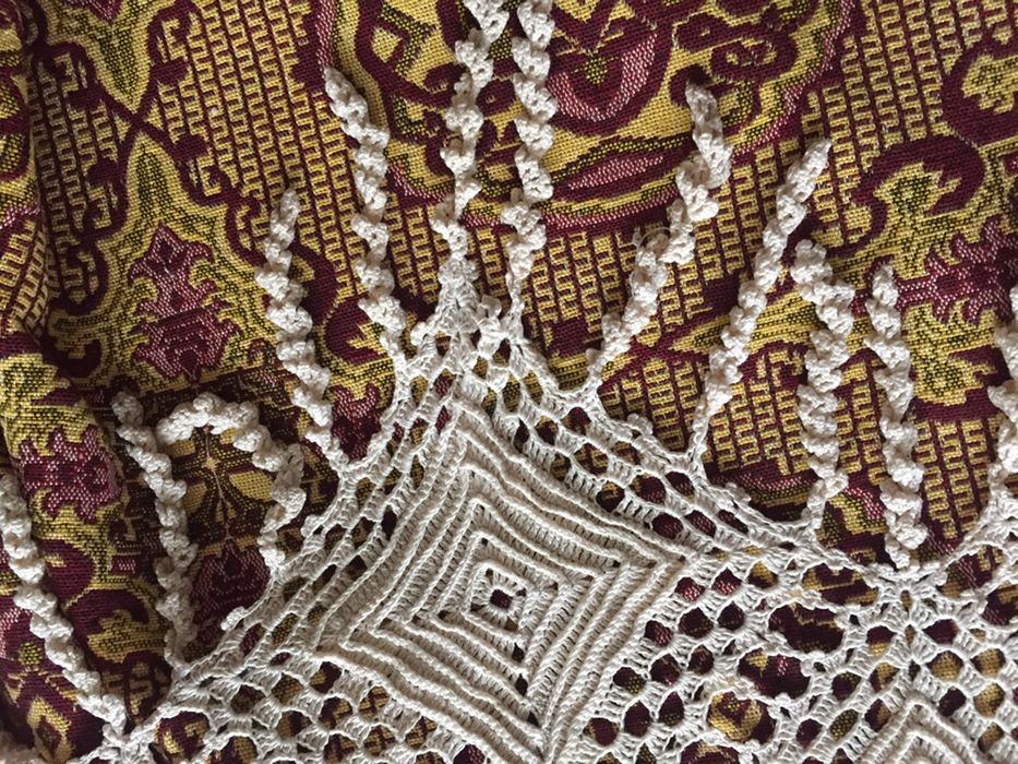 Покривка, плетена на една кука