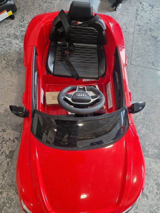 Vând mașinuța electrica cu telecomanda Audi  rs e tron noua
