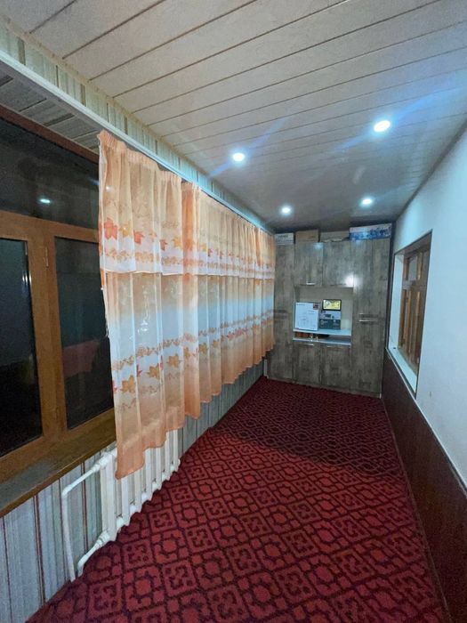 Продаётся 4х комнатная  на 2 этаже 100 м2 ориентир 6 мкр 70 остановка