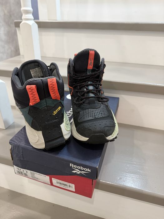 Продам демисезонние кроссовки Reebok