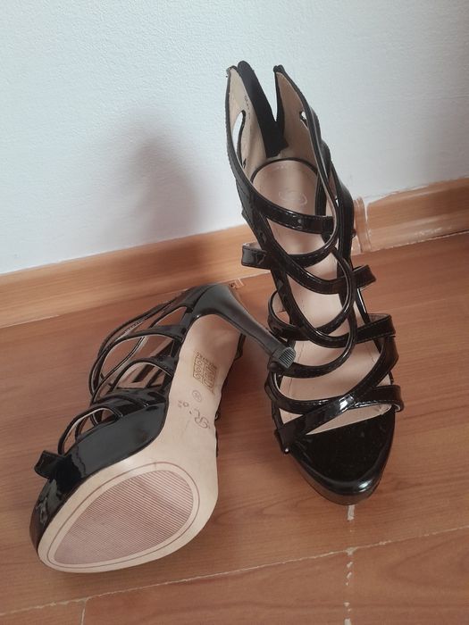 Vând sandale cu bretele