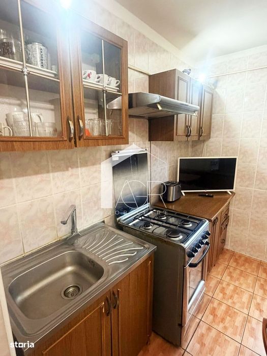 Apartament cu 3 camere, decomandat, zona 9 Mai