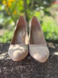 Велурени бежови обувки