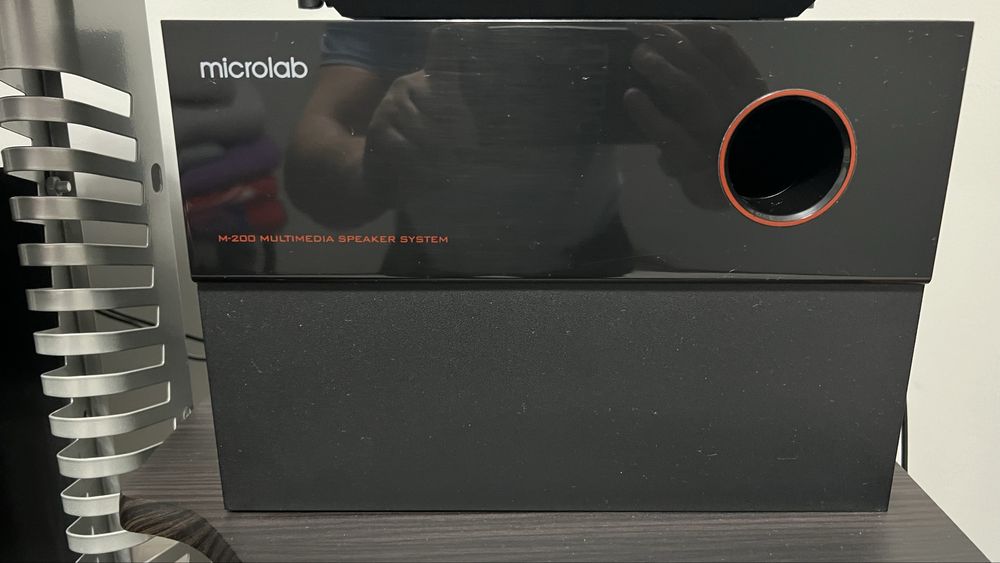 Компьютерный стол, компьютер и аксессуары, колонки Microlab